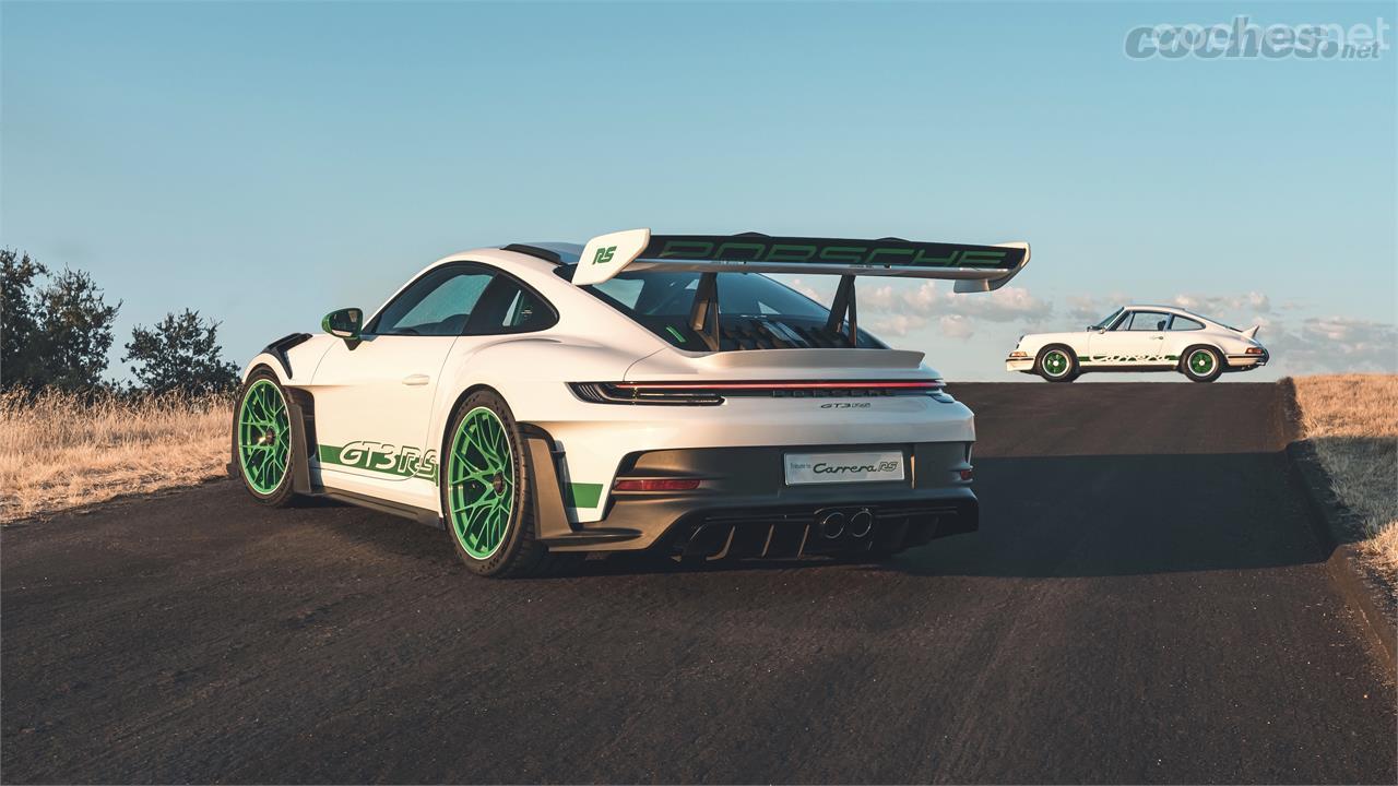 Al lado del nuevo 992 GT3 RS, el primer RS de la saga el 911 Carrera RS 2.7 parece diminuto.