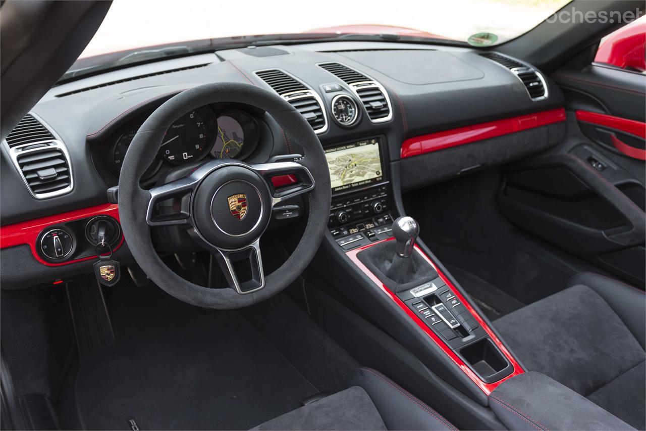 En el interior abundan los tapicados en Alcántara. La piel también recubre el volante deportivo, que es el mismo que se monta en el Porsche Cayman GT4.