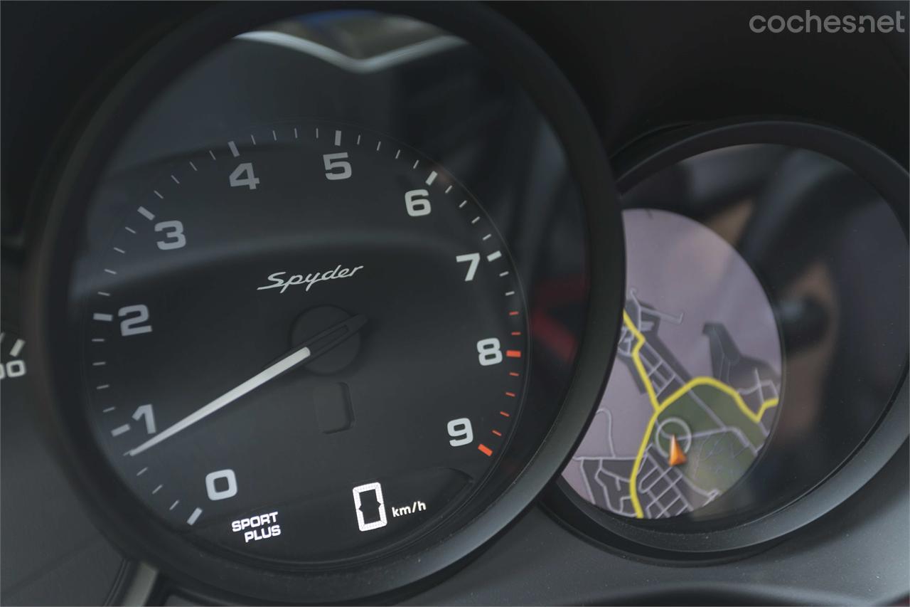 El velocímetro en posición protagonista no puede faltar en un Porsche. Esta vez, con el detalle que nos recuerda que conducimos esta versión más exclusiva del Boxster. 