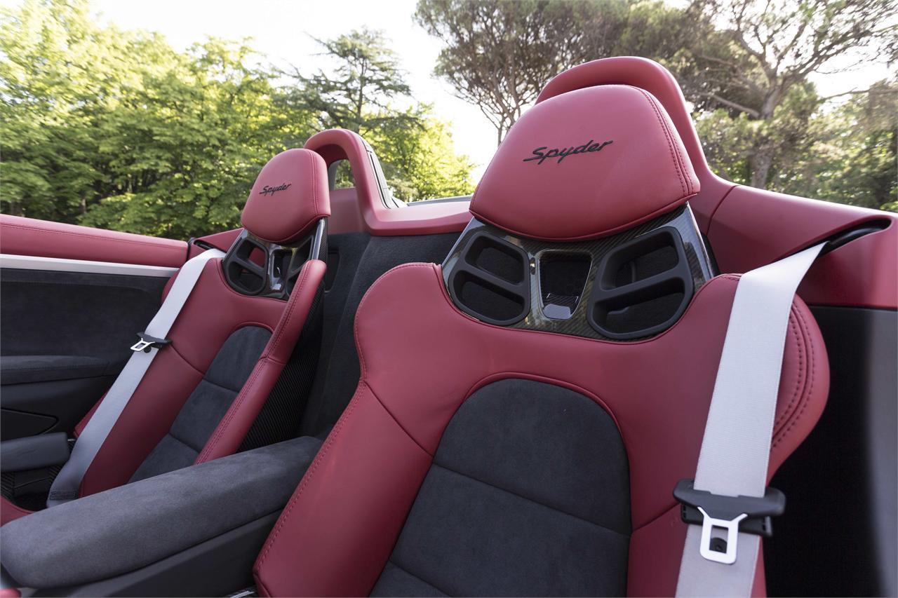Los asientos Bucket de Porsche visten a esta versión más deportiva. Son ultraligeros, y sus cabezales llevan grabado la insignia Spyder. 
