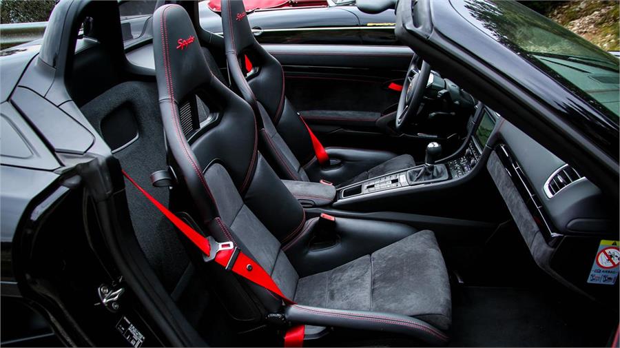 Los asientos con estructura de carbono parecen sacados de un coche de carreras. Su tapizado tiene el tacto y el mullido perfectos.