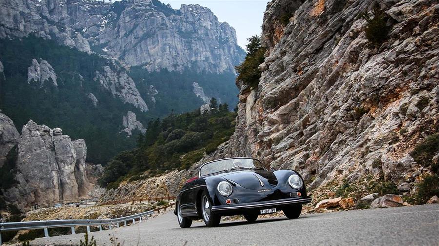 Conducir el 356 Speedster en una carretera de montaña es una auténtica gozada, incluso a ritmo suave y relajado.