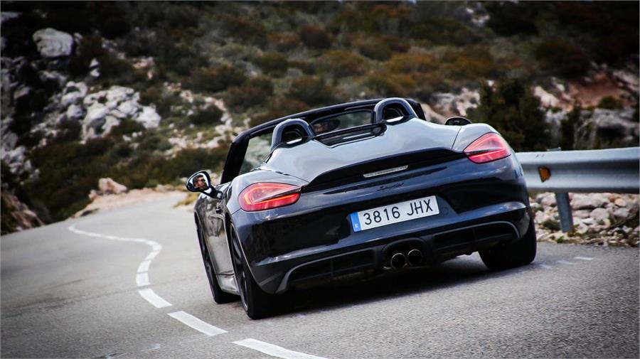 Según los datos oficiales de Porsche el Boxster Spyder acelera de 0 a 100 km/h en 4,5 segundos y alcanza una punta de 290 km/h.