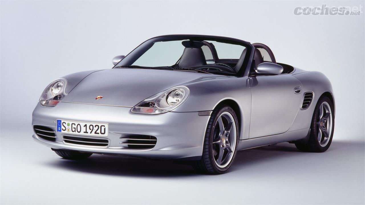 El concept del Boxster se presentó en el Salón de Detroit en 1993. Tuvo muy buena aceptación, y Porsche decidió hacer la versión de calle con mínimos cambios. 