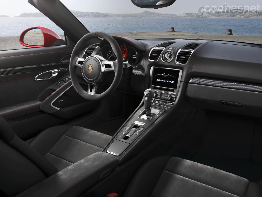 El interior del Porsche Boxster 981 se rediseñó por completo. Luce una imagen más moderna y mejores acabados. 