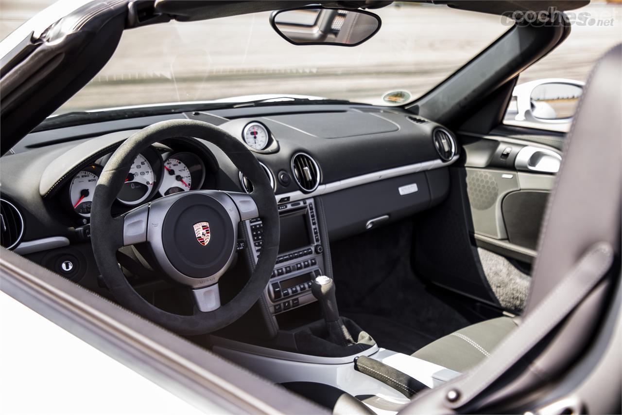 El interior del Porsche Boxster 987 era totalmente nuevo, y montaba unos asientos con mayores posibilidades de regulación. 