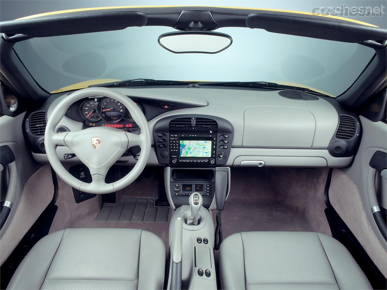 Así es el interior de un Porsche Boxster de primera generación. 