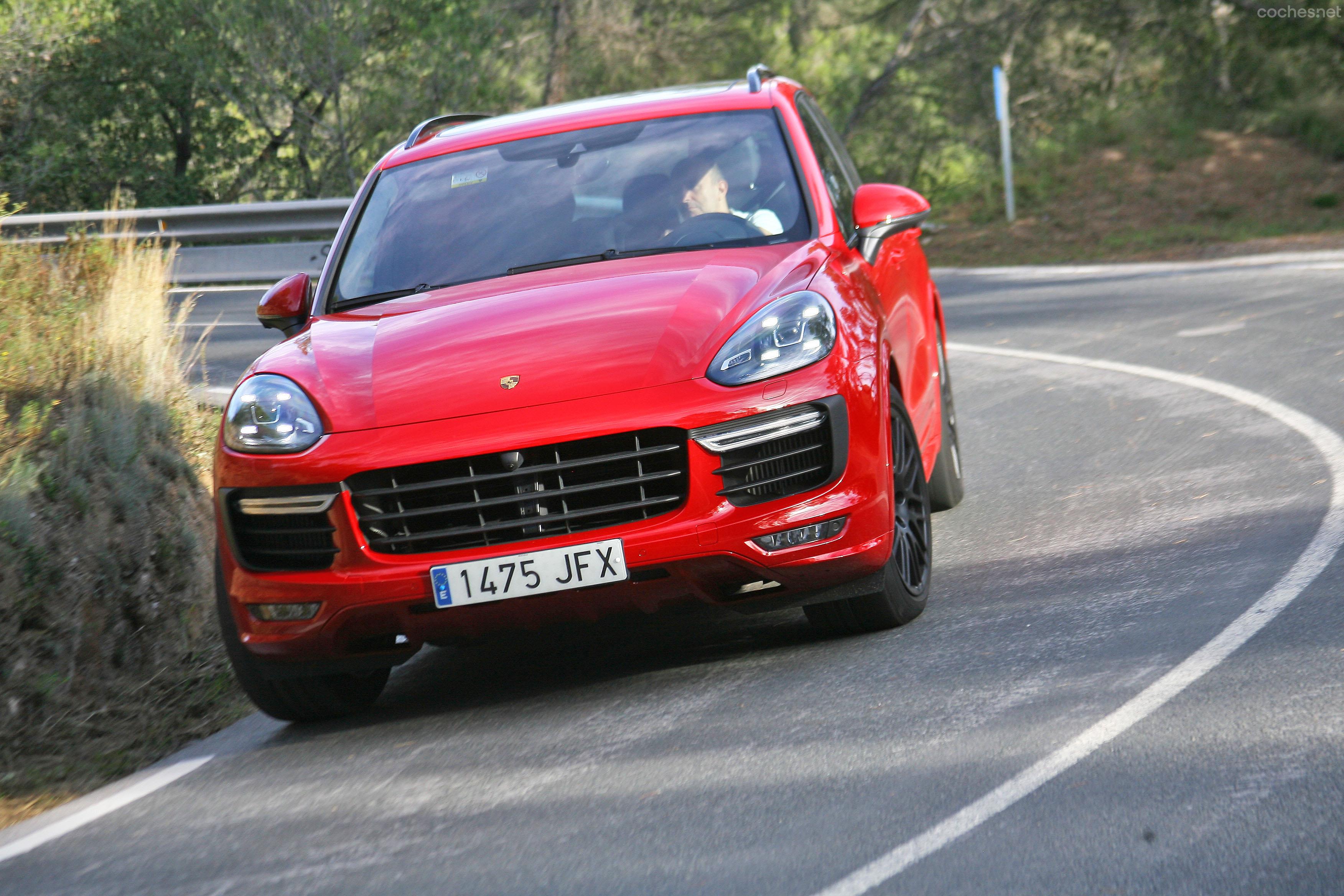 Como todos los Porsche GTS, el Cayenne se diferencia estéticamente por sus elementos en negro. Los cromados están "prohibidos" en los GTS.