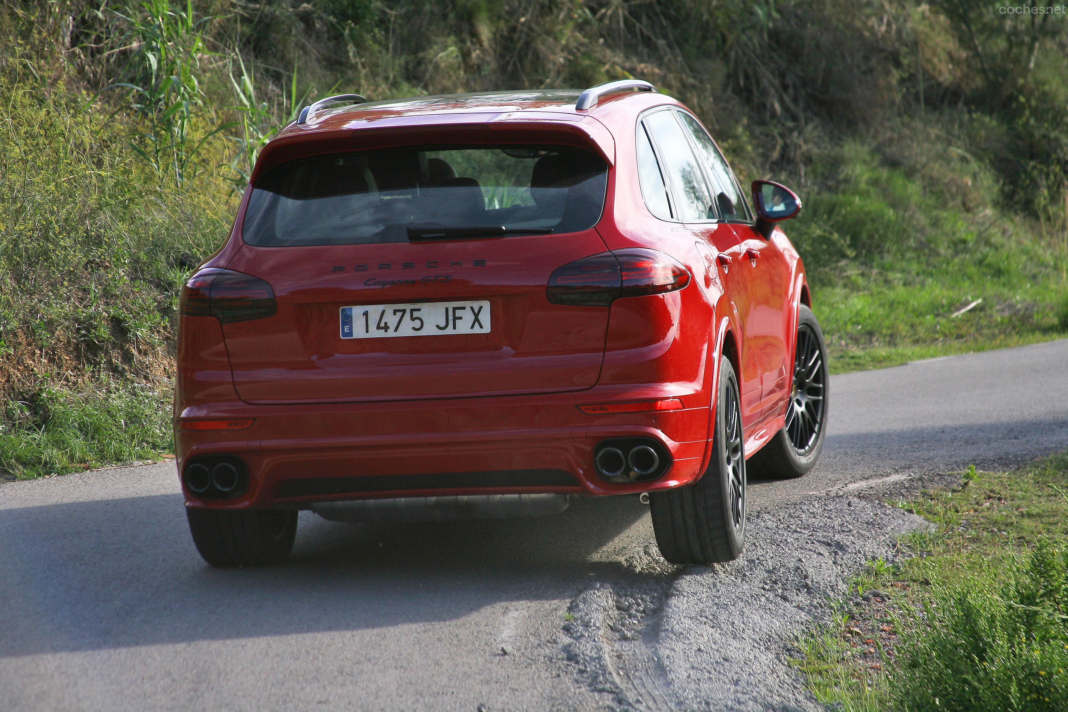 La eficacia de este Cayenne, con menos peso sobre el eje delantero y la eficacia de la transmisión integral permanente, es impresionante.