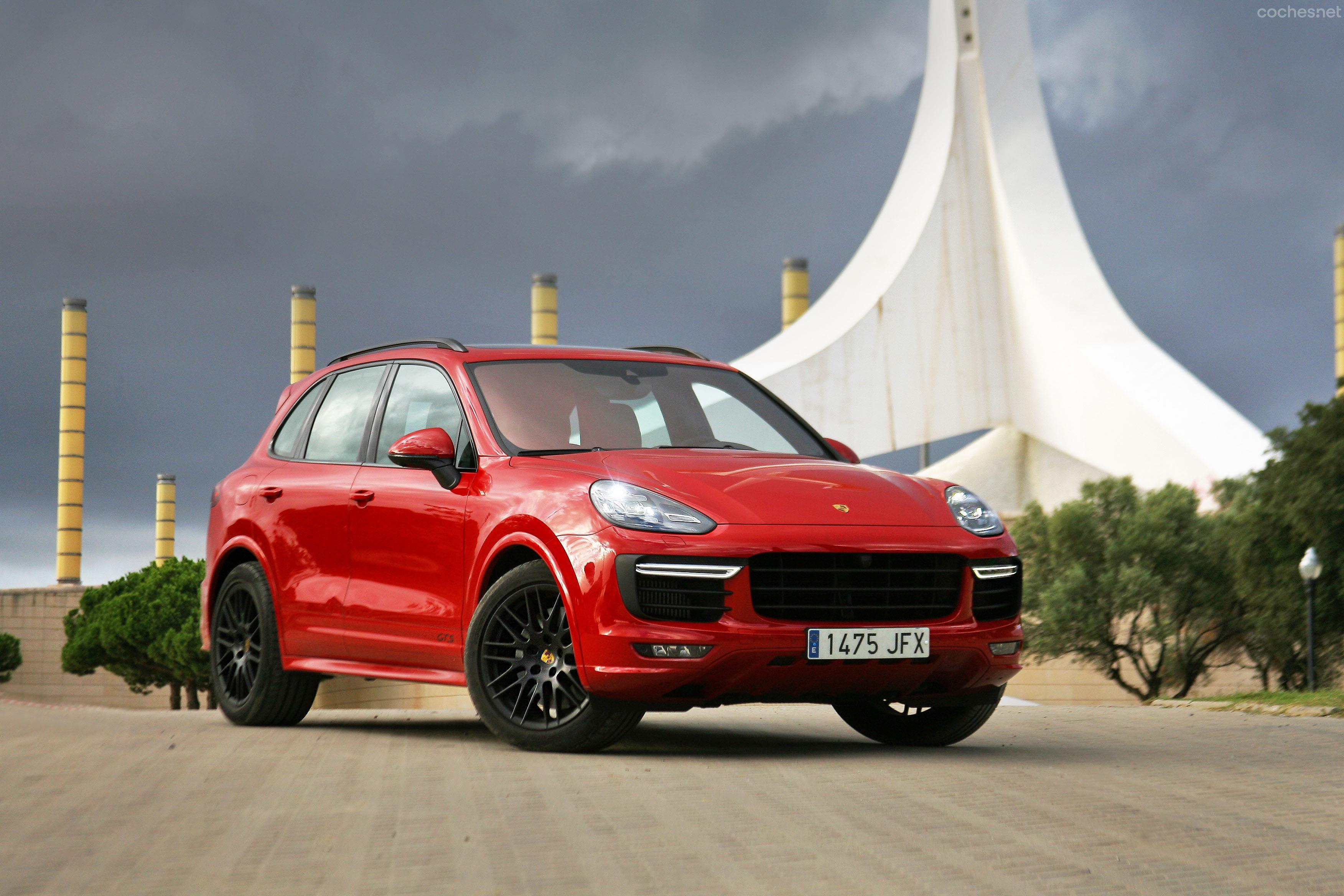 Estéticamente, el coche ya demuestra su vocación 100% asfáltica y deportiva. El color rojo le queda especialmente bien.