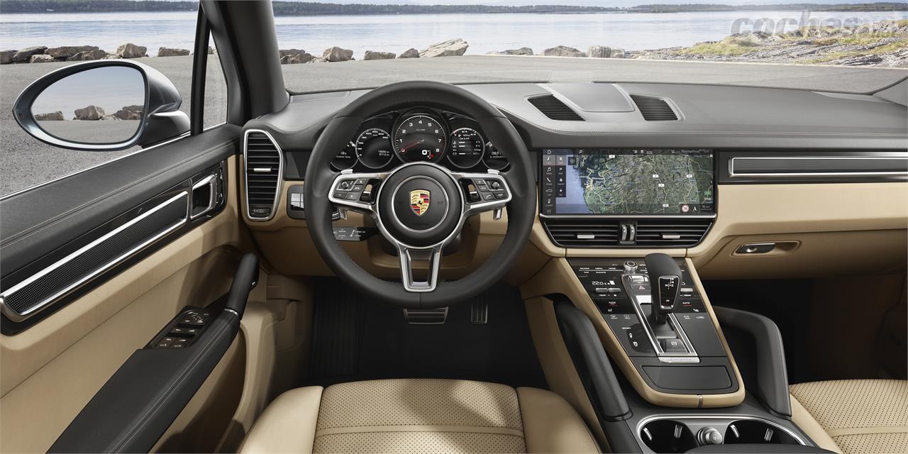 El interior se renueva con algunos elementos vistos en el Porsche Panamera. La nueva pantalla digital de 12,3 pulgadas es una de las novedades más destacadas. 