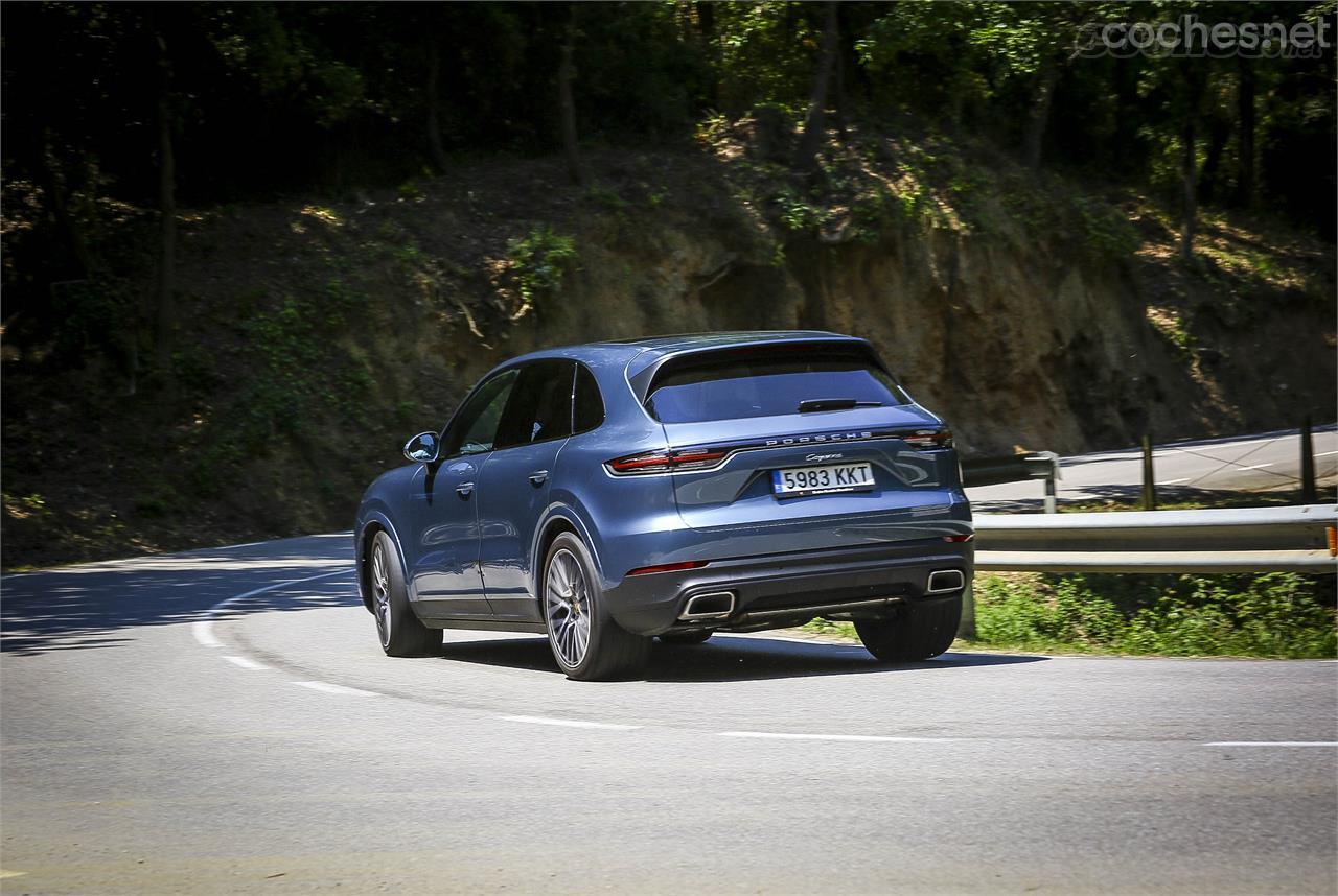 Porsche ha conseguido dotar al Cayenne de una notable agilidad en curva que puede mejorarse con los dos tipos de suspensión opcionales (activa o neumática).