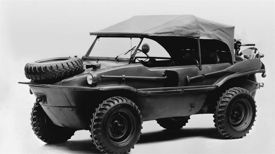 Ferdinand Porsche diseñó vehículos militares de offroad como el Typ 82 Kübelwagen y en imagen el Typ 166 Schimmwagen.