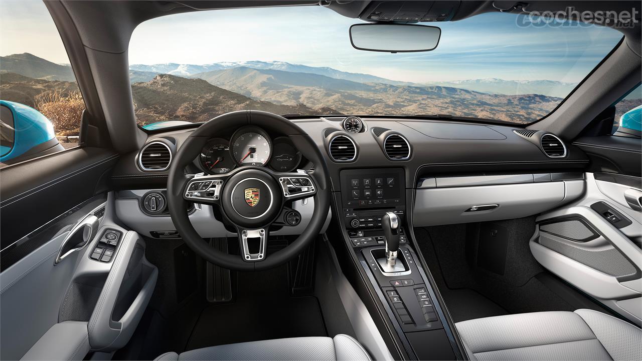 En el interior del 718 Cayman se han modificado las salidas de aire y se ha montado el volante del 918 Spyder.