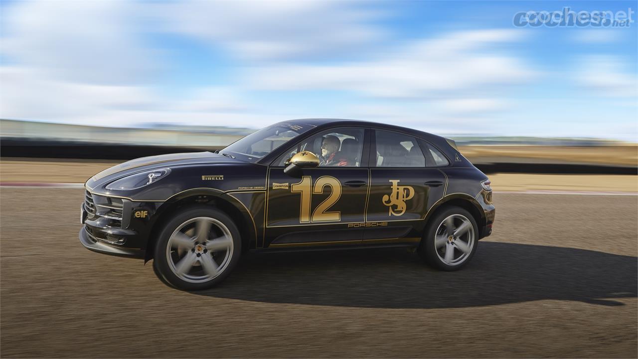 Porsche Macan Tribute con decoración 924 GTP, con la imagen de la tabaquera John Player Special.