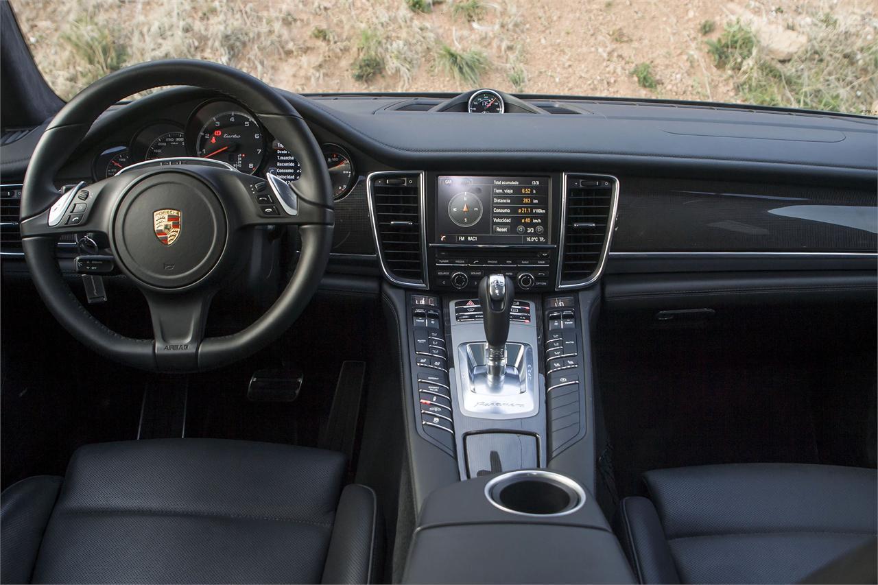 Calidad, ajustes perfectos, materiales de calidad y un diseño refinado con toques deportivos. Así es el interior del Panamera Turbo.