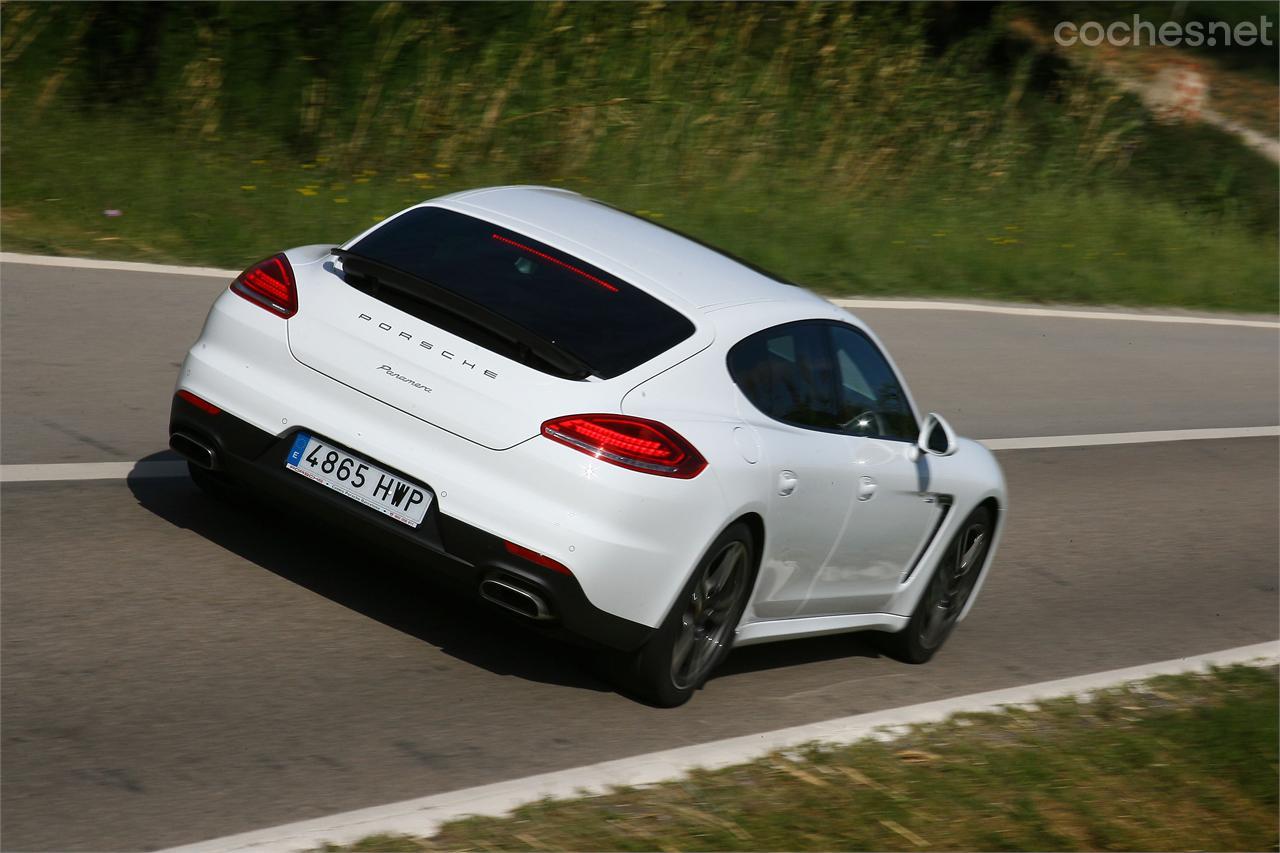 El Panamera Diésel es perfecto para largos desplazamientos por carretera. Es cómodo, rápido y seguro. Un coche ideal si te lo puedes permitir. 