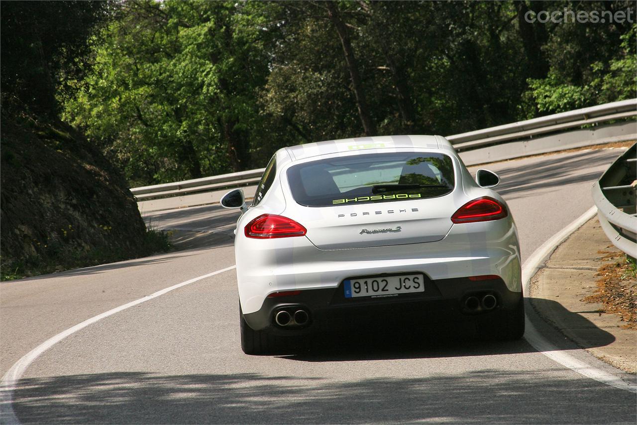 Esta nueva generación del Panamera ha cambiado en la parte trasera, con pilotos nuevos y un reposicionamiento de la placa de la matrícula.