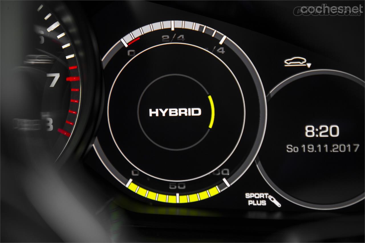 El indicador de carga de la batería junto con los diferentes programas de utilización, en modo eléctrico o híbrido, caracterizan el cuadro de instrumentos de este Panamera enchufable. 