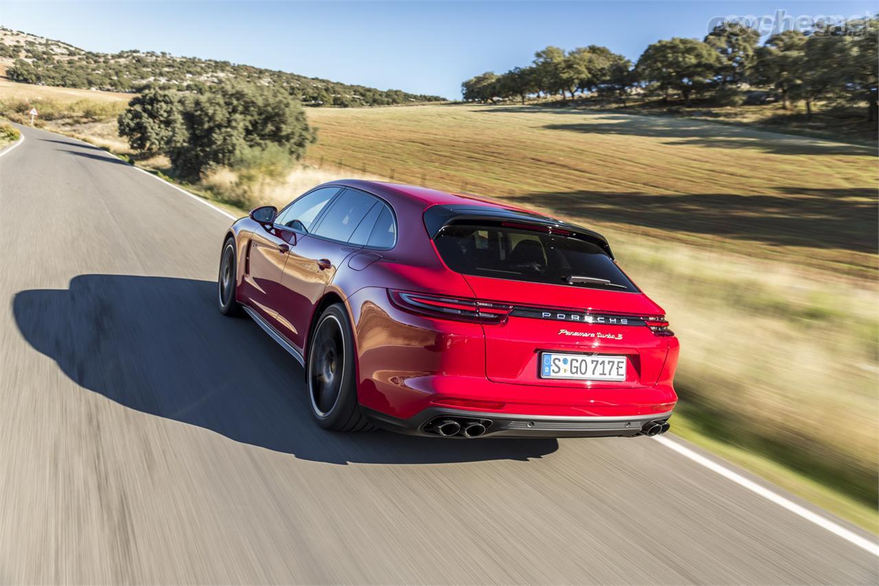 La versión híbrida enchufable del Porsche Panamera Turbo S Sport Turismo se convierte en una de las más potentes jamás fabricadas en serie por Porsche. 