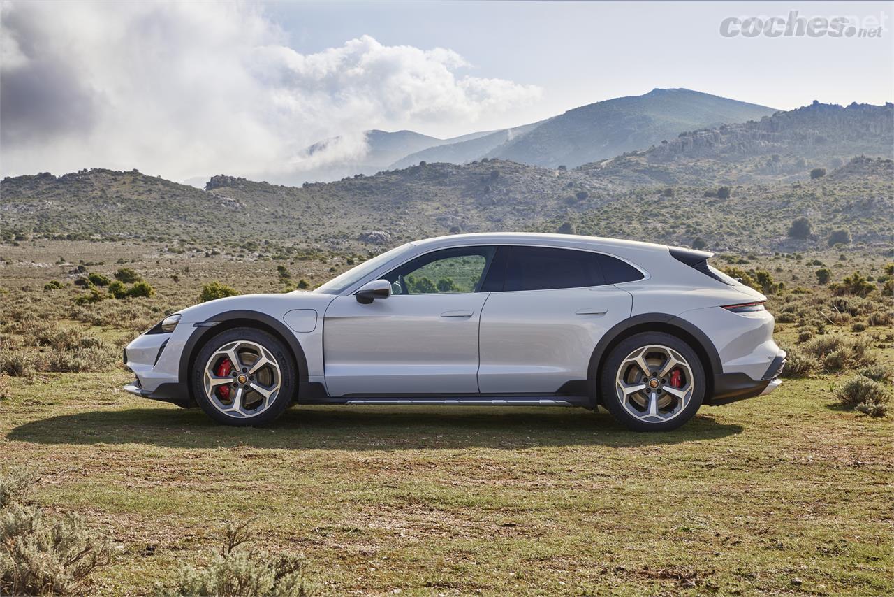 El Porsche Taycan Cross Turismo tiene una carrocería familiar al estilo de la del Panamera Sport Turismo con protecciones que recuerdan a las de los Audi allroad.