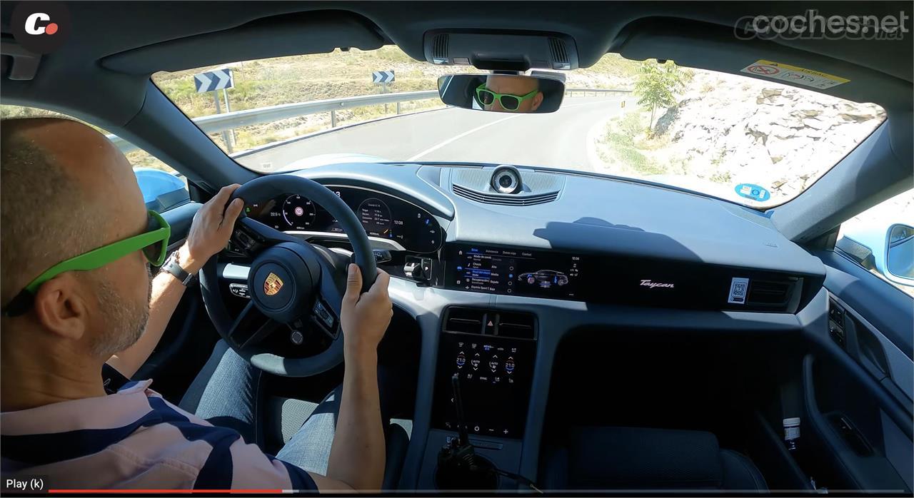 El interior del Porsche Taycan Cross Turismo no cambia respecto al del Taycan, excepto por la brújula en la parte superior del salpicadero. 