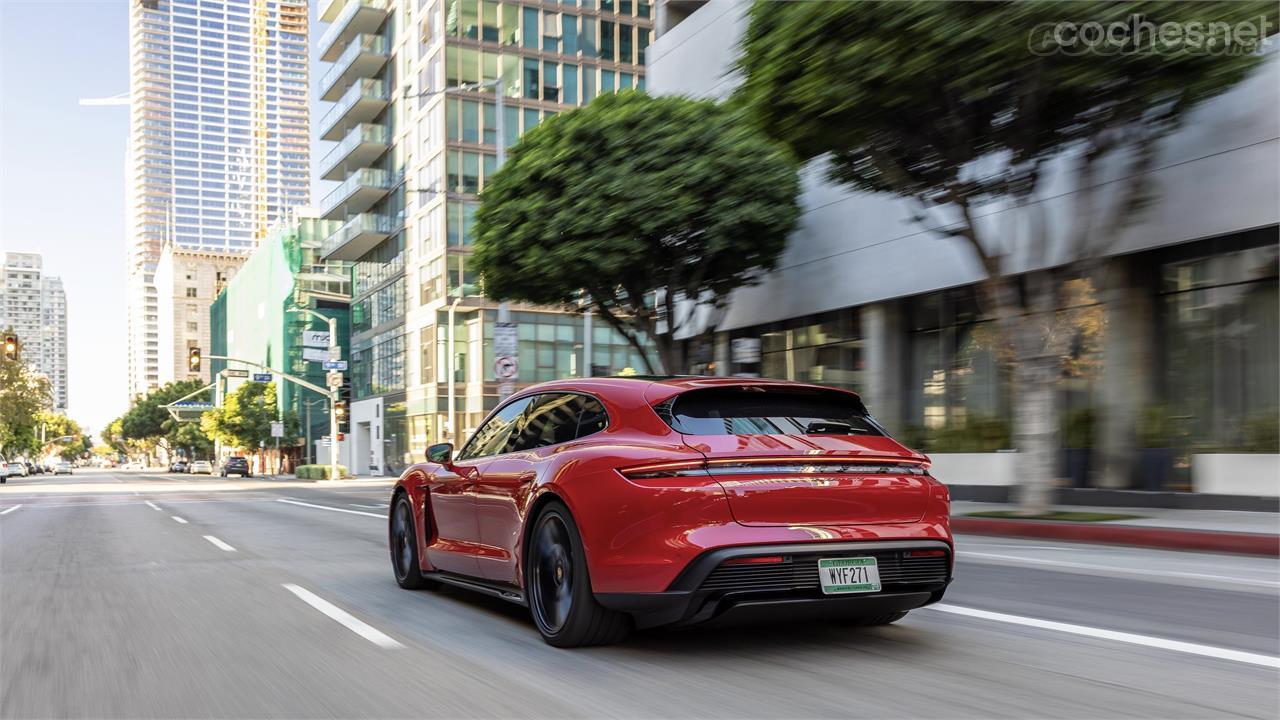 Este nuevo Porsche Taycan GTS estrena la tercera carrocería de la gama Taycan, la Sport Turismo que es como la Cross Turismo pero sin los elementos "crossover".