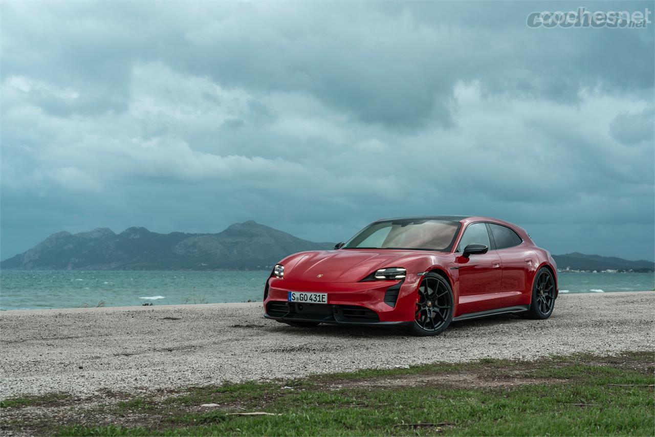 Los detalles de acabado en negro, tan habituales de las versiones GTS, le sientan muy bien al eléctrico de Porsche.