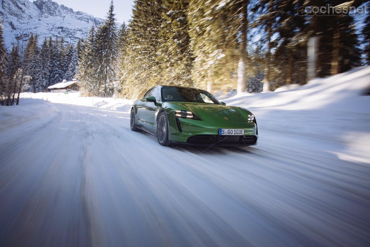 El Turbo S lucía el color Mamba Green Metallic tan llamativo en circuito y sobre nieve.