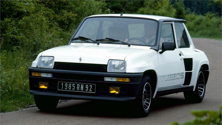 El 5 Turbo se vendió como modelo de serie con un motor central de 4 cilindros turboalimentado.
