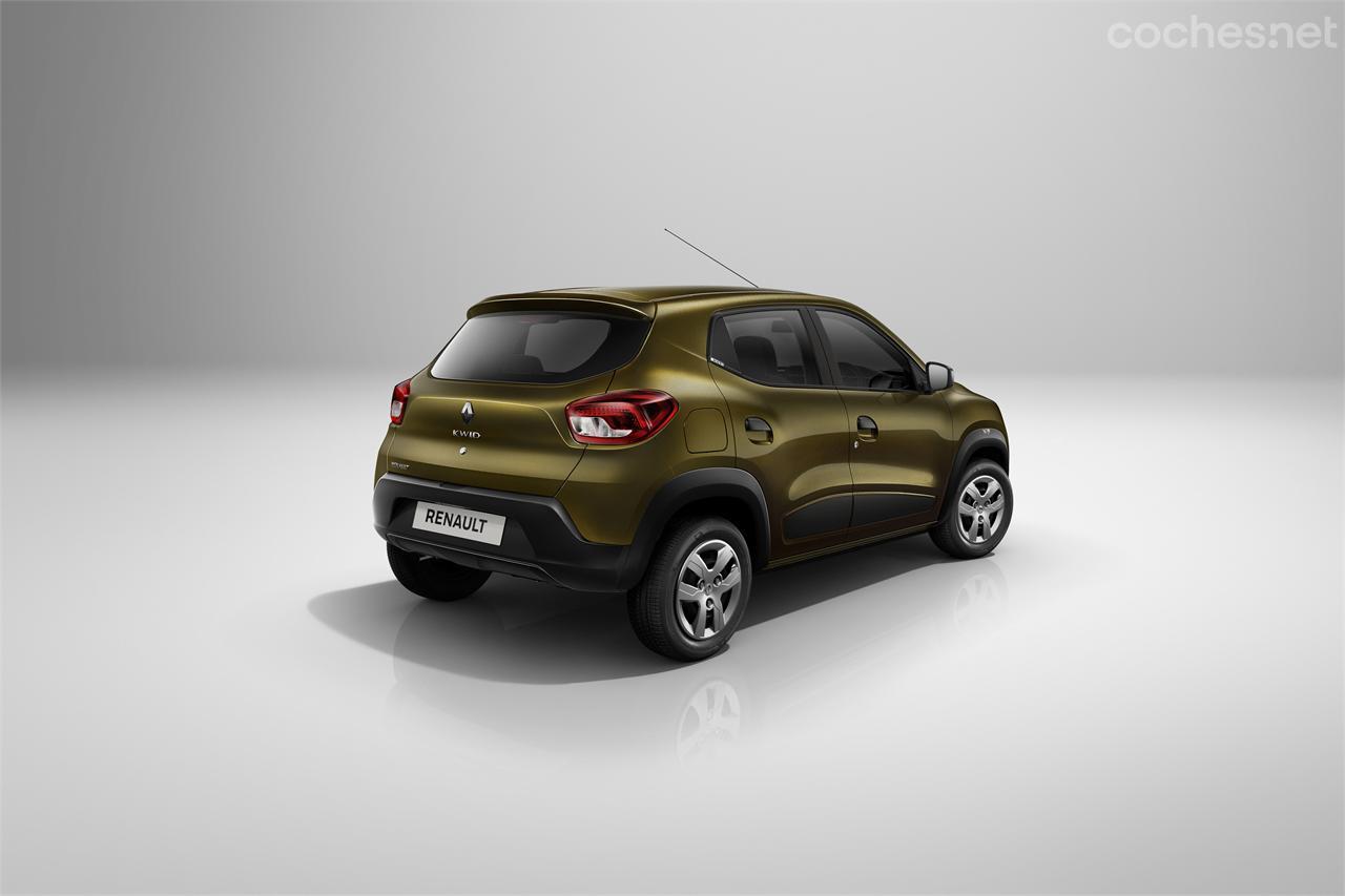 Al contrario que en el frontal, de clara inspiración Dacia, la parte trasera recuerda a otros modelos de la marca del rombo como el Clio.