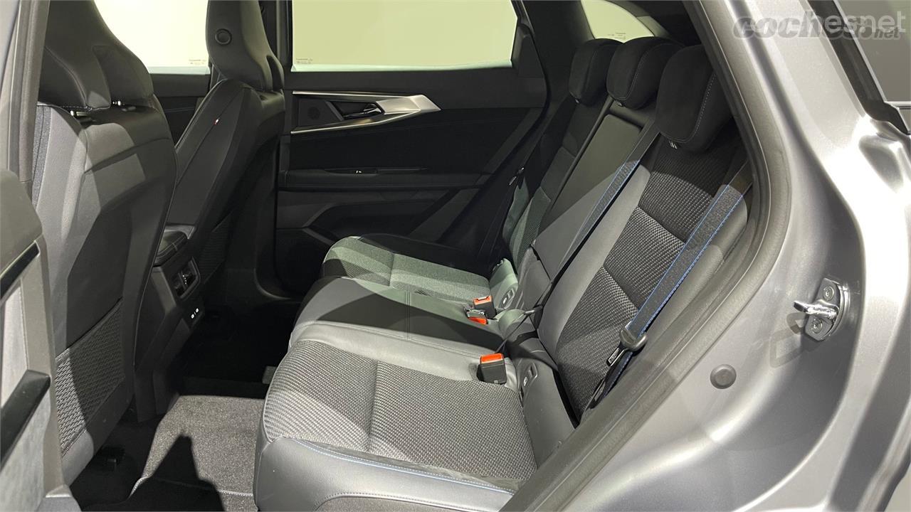 RENAULT Arkana - The rear seats are spacious and the bench seat slides 16 cm to gain boot space when necessary.