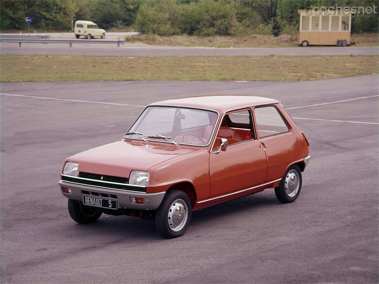 El Renault 5 tal como se lanzó en Francia. En el frontal luce un pequeñísimo rombo amarillo que solo llevaron las primeras unidades.