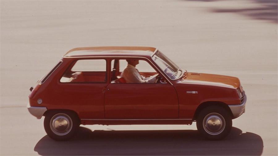 El Renault 5 destacó siempre por su excelente comportamiento dinámico, una cualidad compartida con su coetáneo de Seat.