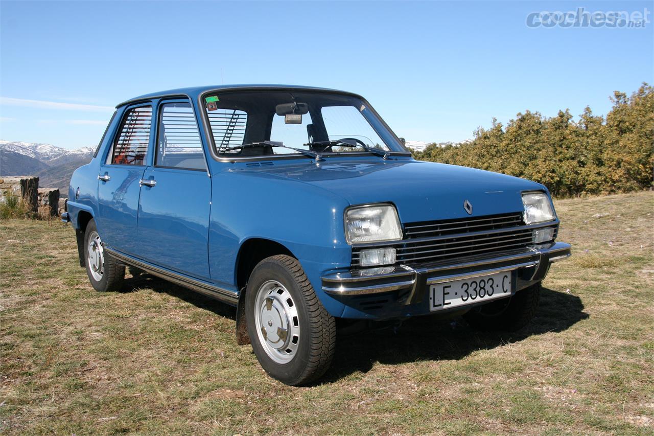 Este es el Renault Siete original, fácil de reconocer por la ausencia de protectores de la carrocería y por los intermitentes en blanco.