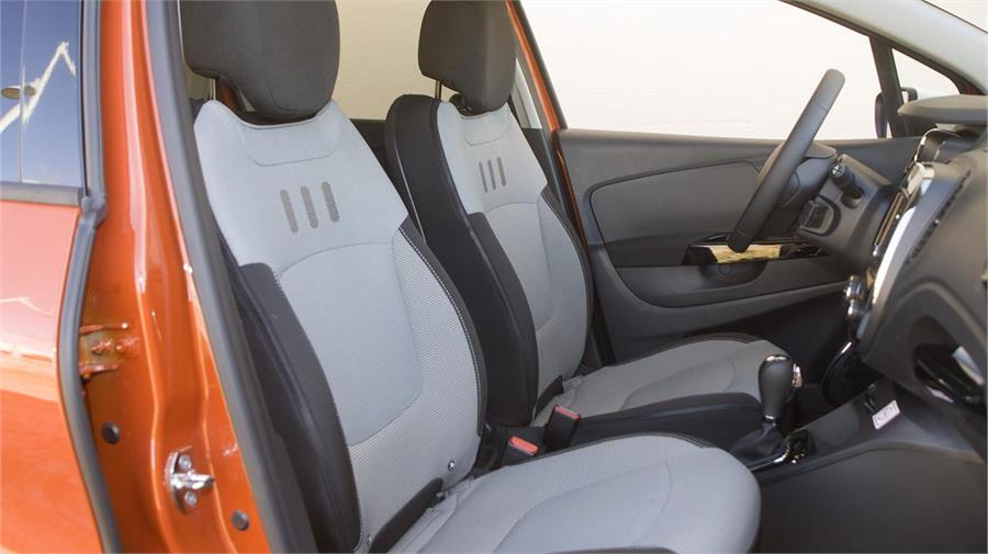 El puesto de conducción es confortable, espacioso y nos permite adoptar la posición más cómoda al volante de forma fácil.