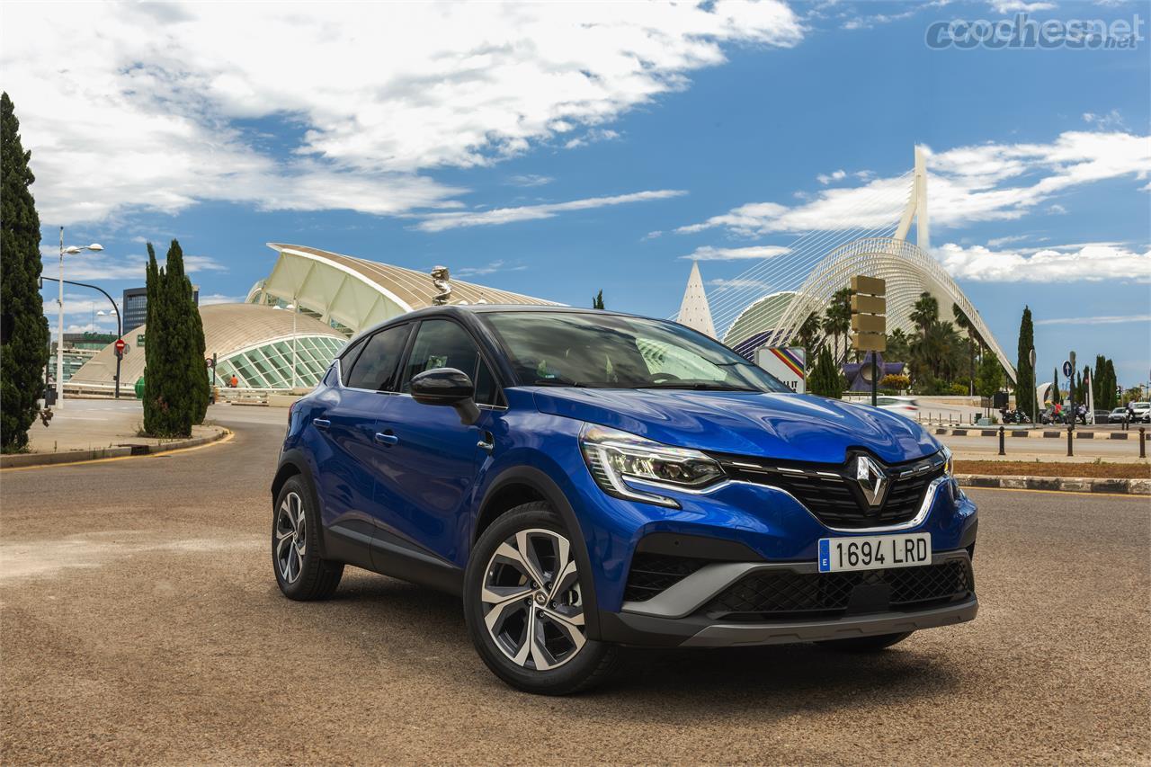 El Renault Captur E-Tech está disponible en tres acabados de los que el RS Line es el que tiene una estética más deportiva.