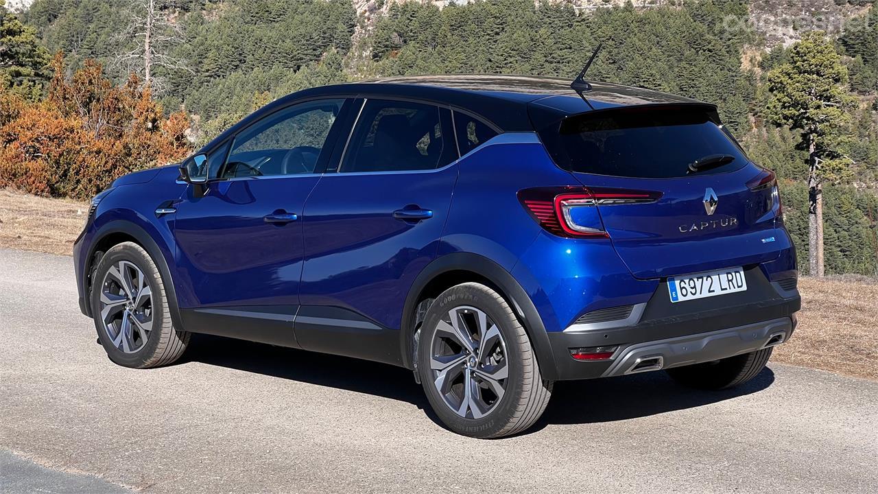 Por detrás el Renault Captur E-Tech se diferencia notablemente de la generación precedente. Por delante, mucho menos.