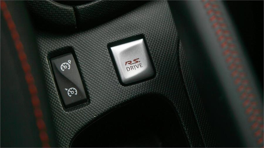 Con el botón RS Drive del túnel central podemos pasar del modo normal al Sport y al RACE con el que desconectamos el control de estabilidad por completo.