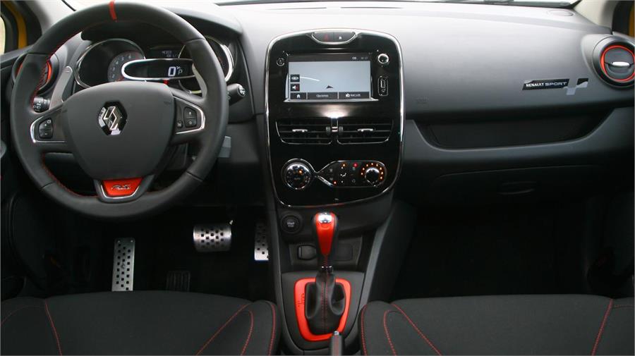 Asientos y volante deportivos son específicos de la versión RS, al igual que la palanca del cambio secuencial EDC.
