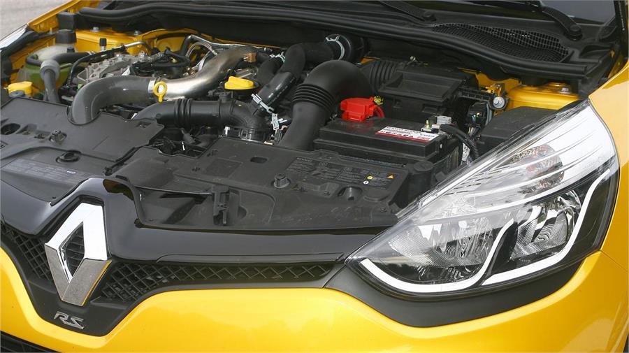 Bajo el capó delantero se esconde la principal novedad del Clio RS, ahora su motor ya no es atmosférico de 2 litros, es turbo y de 1,6 litros.