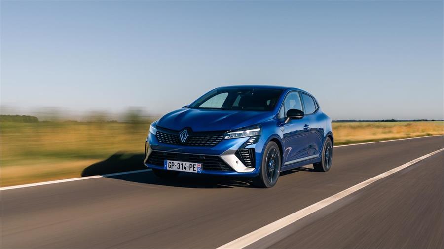 El Renault Clio en su versión E-Tech demuestra un bajo consumo de combustible. El nuevo frontal le da una imagen más actual. 
