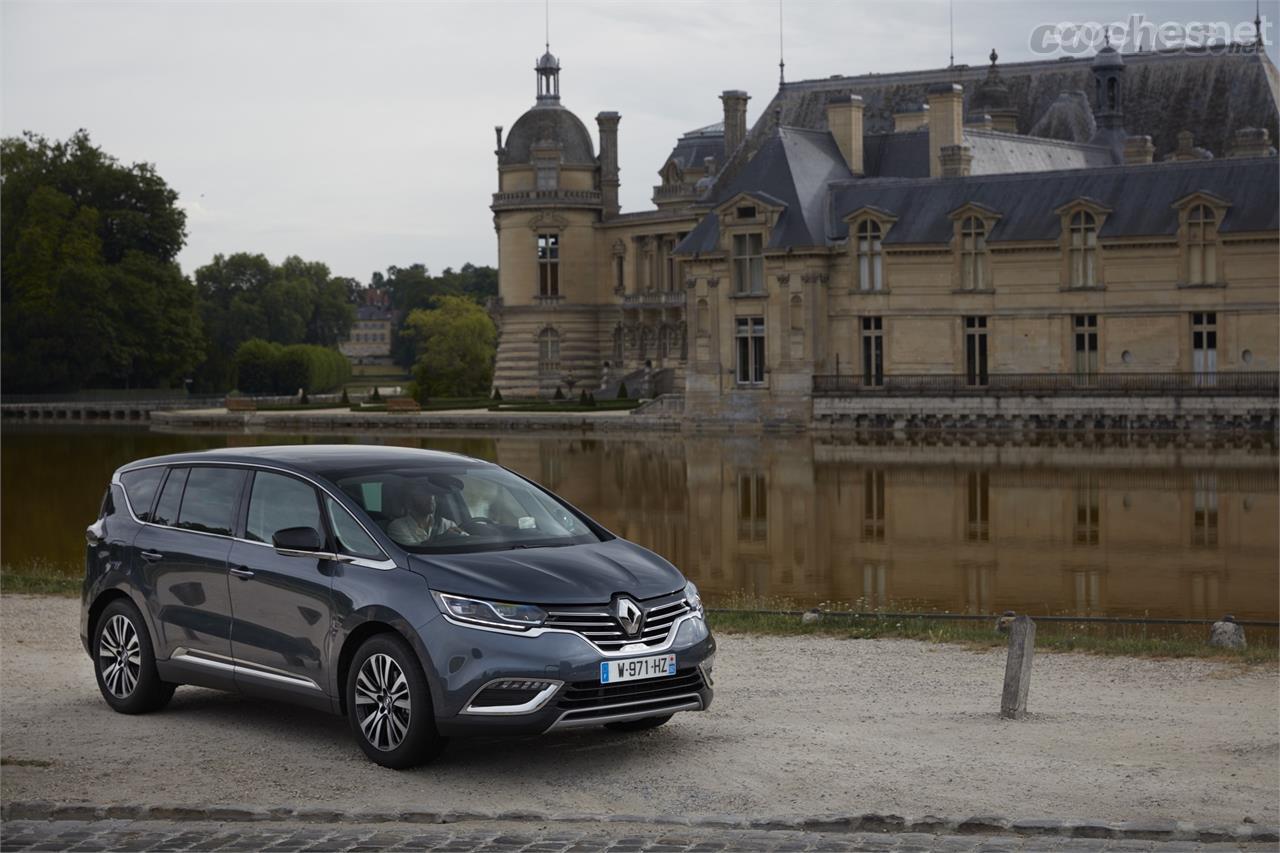 El segmento de los monovolúmenes está a la baja en detrimento del de los SUV. El Espace combina lo mejor de ambos en un mismo coche.