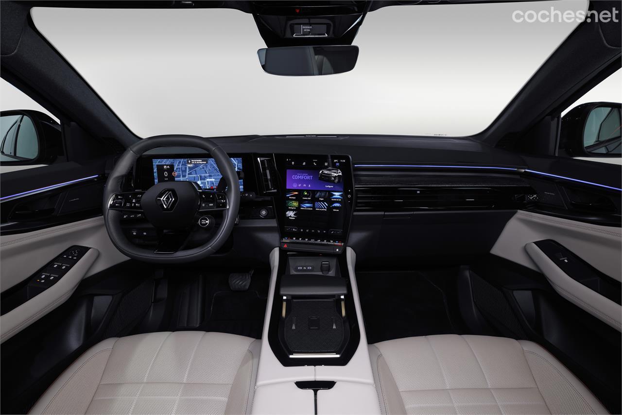 El interior del Renault Espace se ve moderno y bien acabado. El diseño de su salpicadero es idéntico al del Renault Austral. 