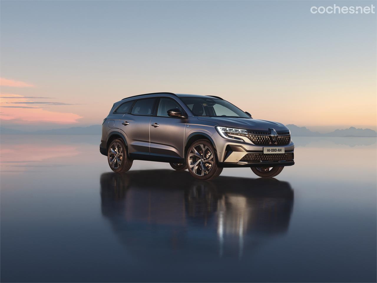 El Renault Espace llega a su sexta generación con las propiedades ya conocidas en el modelo, pero con una estética diferente. Ahora es un SUV, no un monovolumen. 