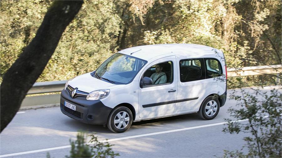Por su menor precio, confort y equipamiento, el Renault Kangoo Combi se adapta mejor al uso profesional.