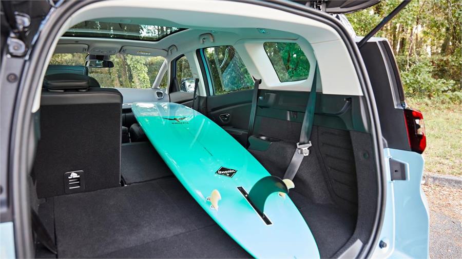 El asiento del acompañante puede plegar su respaldo para facilitar la carga de bultos de gran longitud, como esta tabla de surf. 