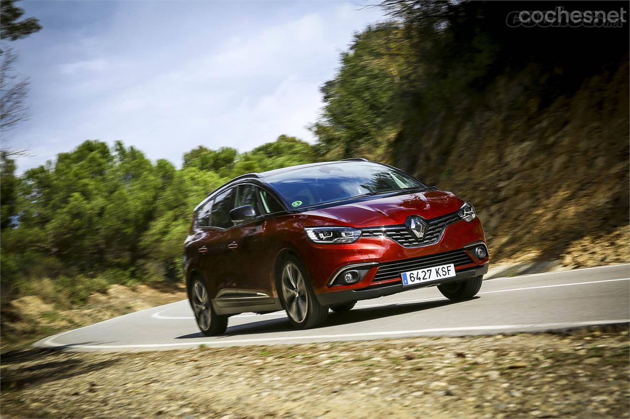 El coche permite adaptar el chasis según cinco programas de conducción diferentes. Esto lo hace más efectivo en carretera de lo que esperas.