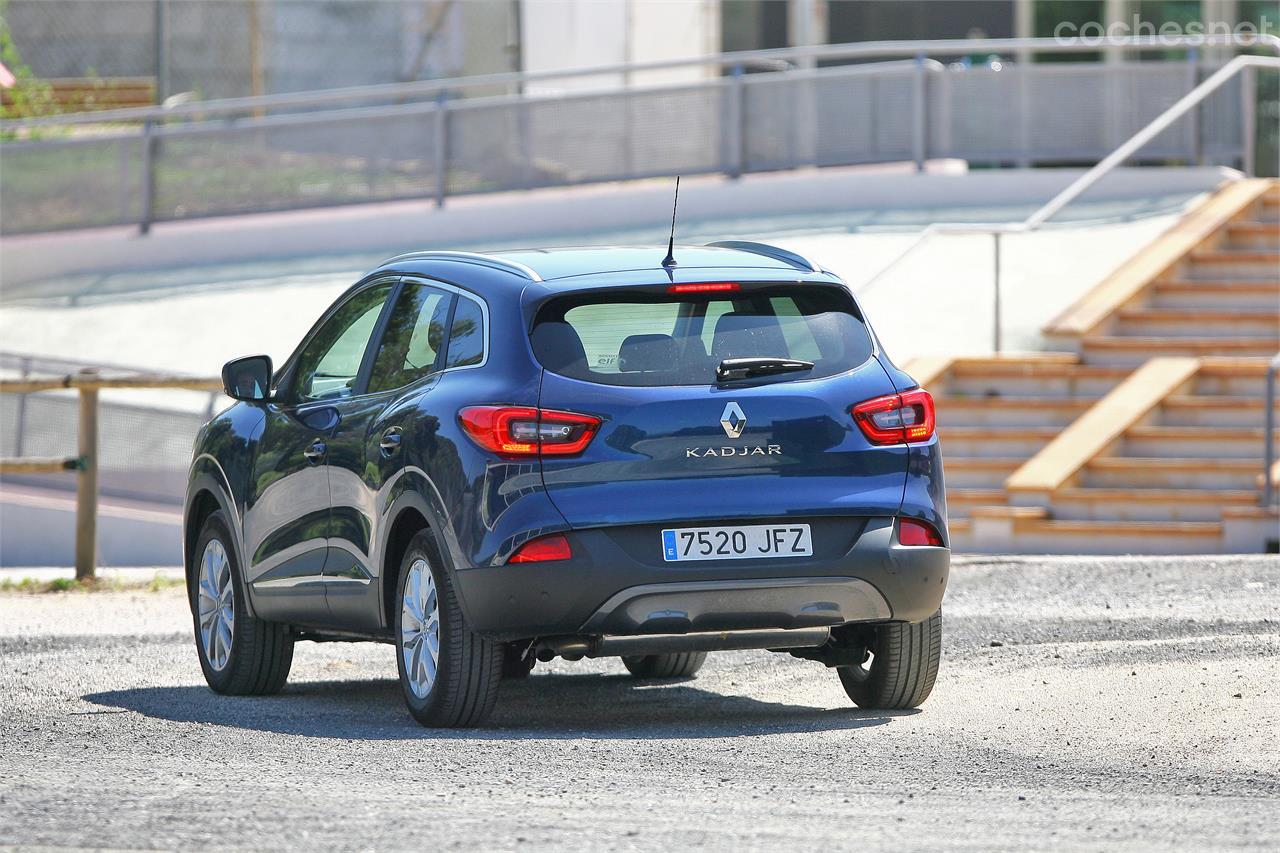 Renault ha conseguido diferenciar mucho el Kadjar de su primo, el Nissan Qashqai. En la parte trasera el rombo y el nombre del modelo no dejan lugar a dudas.