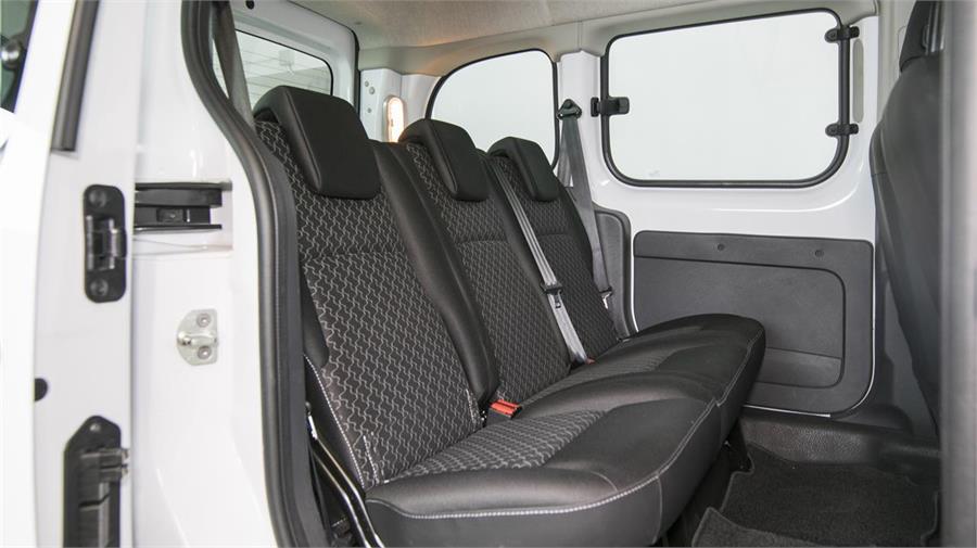 Los asientos posteriores del Renault acogen mejor a tres ocupantes.
